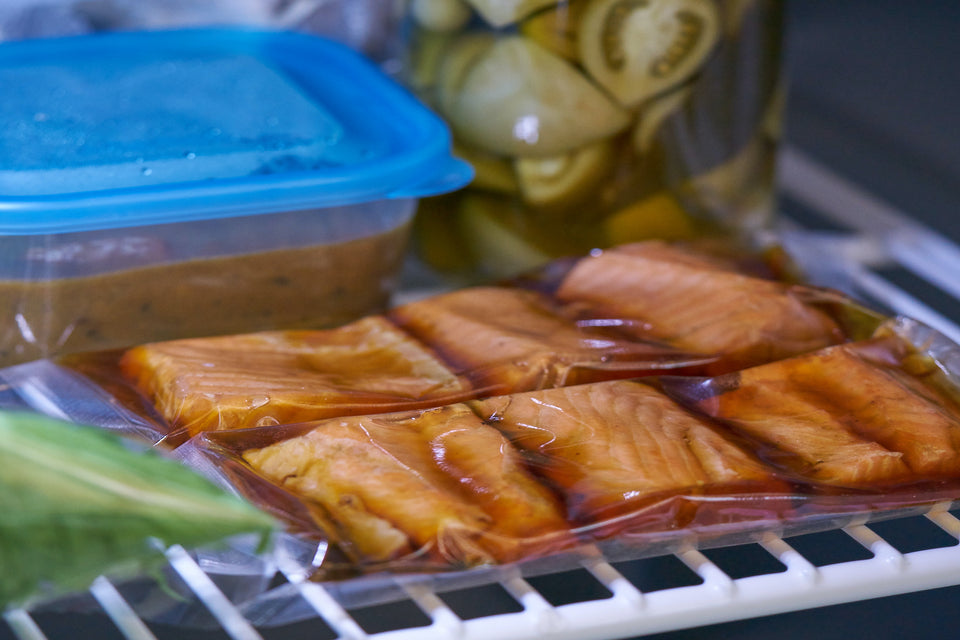 冷蔵庫で保存している小分けにされた鮭の焼き漬け